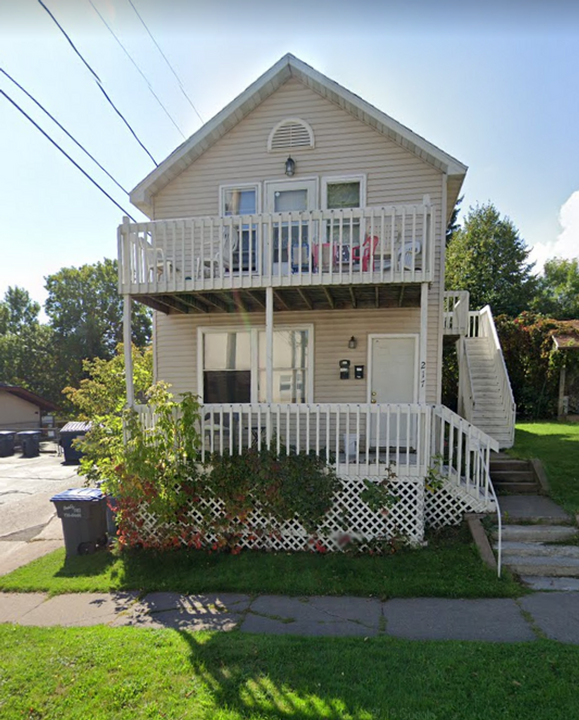 217 N 25th Ave W in Duluth, MN - Foto de edificio