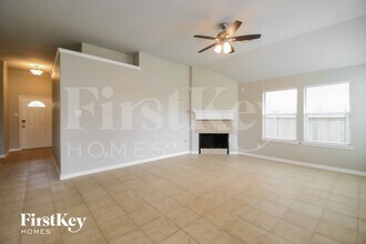 4814 Emerald Bay Cir in Baytown, TX - Foto de edificio - Building Photo