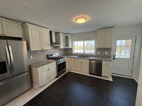 246 Sycamore St, Unit 1 in Watertown, MA - Building Photo - Building Photo