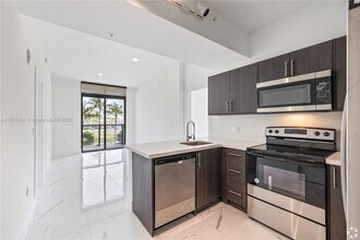 1 Curtiss Pkwy in Miami Springs, FL - Building Photo - Building Photo