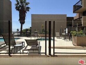 7320 Hawthorn Ave in Los Angeles, CA - Building Photo - Building Photo