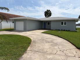 17045 Dolphin Dr in North Redington Beach, FL - Building Photo