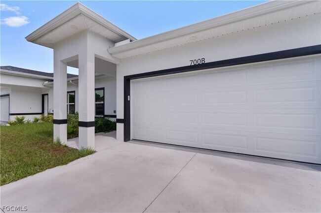 700 Broadway Ave in Lehigh Acres, FL - Building Photo - Building Photo