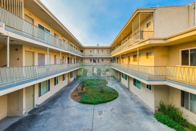 Secure, Courtyard-Style Apartments in Park Mesa Heights in Los Angeles, CA - Foto de edificio - Building Photo