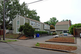 The Townhouses in Portland, OR - Building Photo - Building Photo