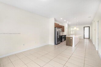 7865 NW 104th Ave, Unit 33 in Doral, FL - Building Photo - Building Photo
