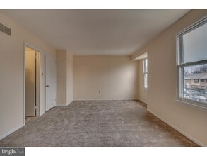 6 Bristol Way in New Castle, DE - Building Photo - Building Photo