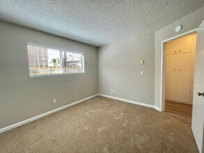 Vista Capri East in San Diego, CA - Building Photo - Building Photo