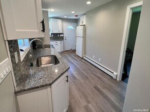 253 E 17th St in Huntington Station, NY - Building Photo - Building Photo