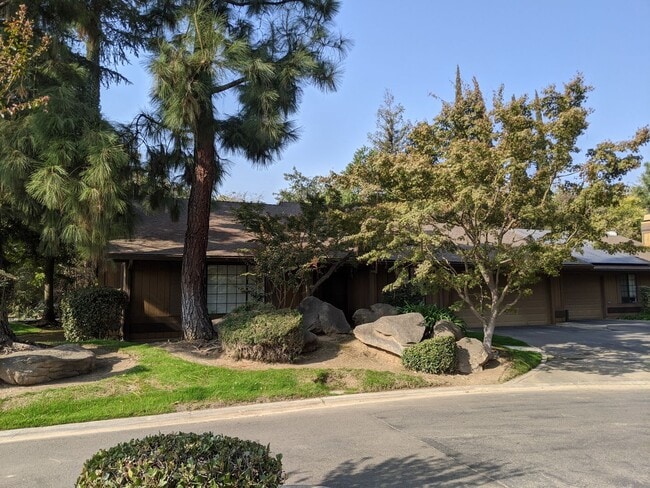 538 W Barstow Ave in Fresno, CA - Foto de edificio - Building Photo