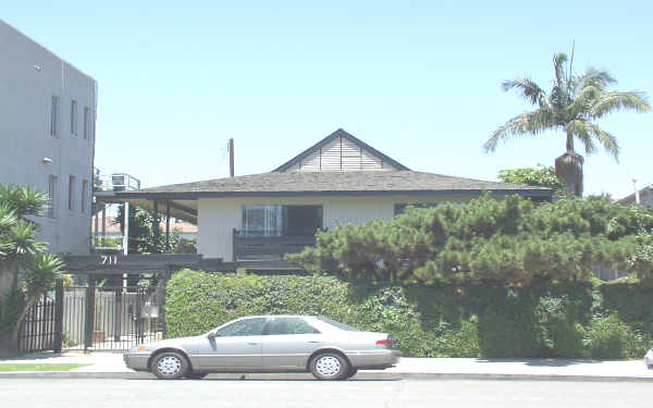 711 E Medio St in Long Beach, CA - Foto de edificio - Building Photo