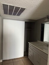 23244 Orange Ave, Unit 1 in Lake Forest, CA - Foto de edificio - Building Photo