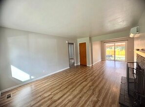 1703 Springhill Dr NE, Unit 1703 in Albany, OR - Building Photo - Building Photo