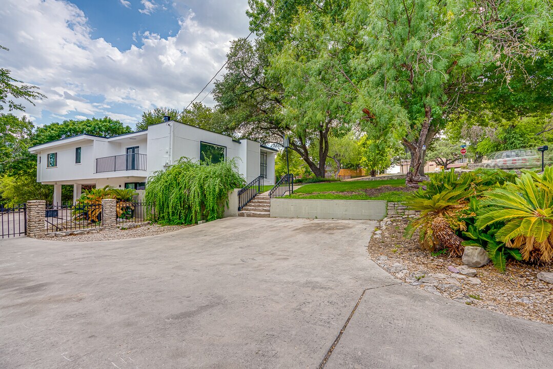568 W Quill Dr in San Antonio, TX - Foto de edificio