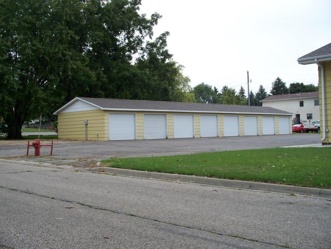 425 8th Ave NE in Watertown, SD - Building Photo - Building Photo