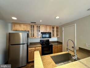 4311 Pembrook Village Dr in Alexandria, VA - Building Photo - Building Photo