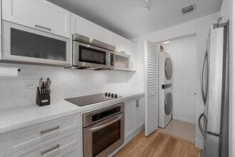 244 Biscayne Blvd, Unit Residence 2407 in Miami, FL - Building Photo - Building Photo