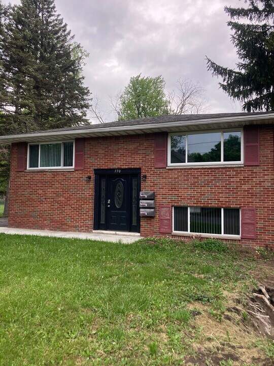 770 E Robinson St, Unit 2 in North Tonawanda, NY - Building Photo