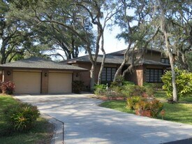 1024 Tara Vista Dr in Sarasota, FL - Building Photo
