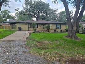 404 Crescent Dr in Bridge City, TX - Building Photo