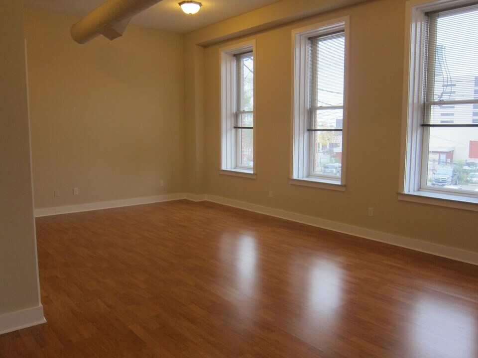 224 E Michigan Ave, Unit 202 in Kalamazoo, MI - Building Photo