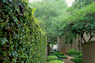 Towne Plaza in Houston, TX - Foto de edificio - Building Photo