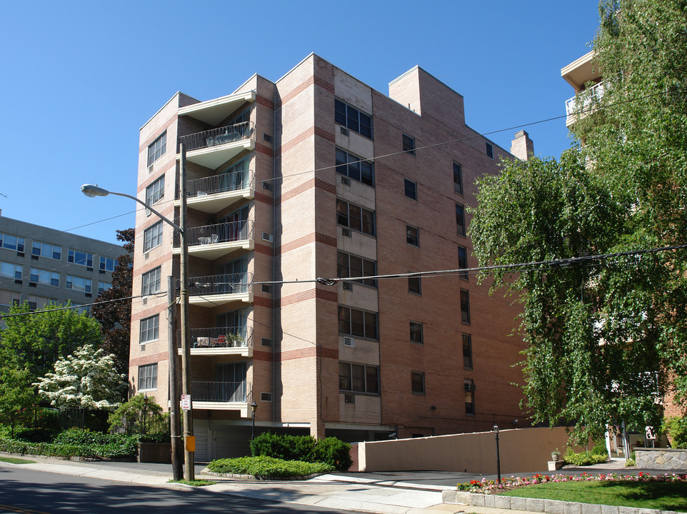 Tiffany Towers in White Plains, NY - Foto de edificio