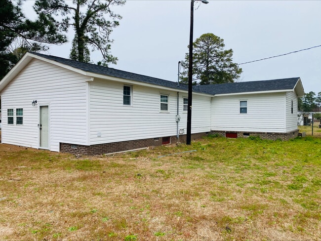 1504 N Rocky Way Dr in Florence, SC - Building Photo - Building Photo