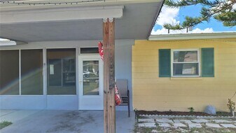 12125 Dorado Dr in North Port, FL - Building Photo