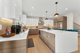 21 Bolton St, Unit 2 in Waltham, MA - Foto de edificio - Building Photo