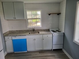 1904 Hampton Ave in North Charleston, SC - Building Photo