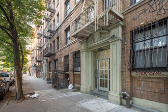 310 S 3rd St in Brooklyn, NY - Foto de edificio - Building Photo