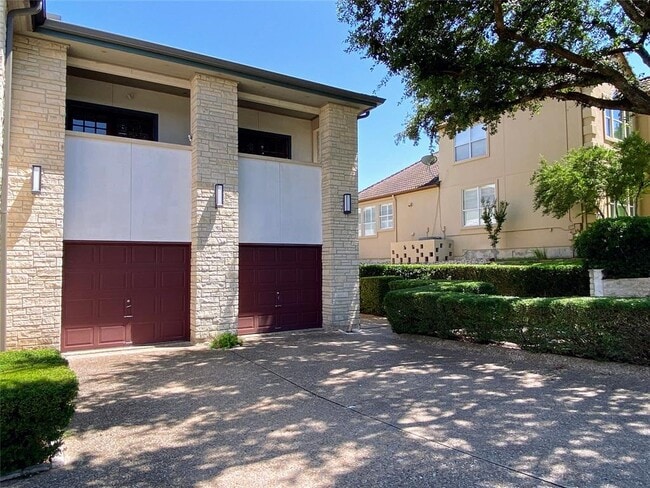 13 Swiftwater Trail in The Hills, TX - Building Photo - Building Photo