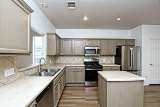 1107 Rawhide Trail in Cedar Park, TX - Foto de edificio - Building Photo