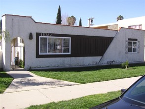 16726-16732 Saticoy St in Van Nuys, CA - Building Photo - Building Photo