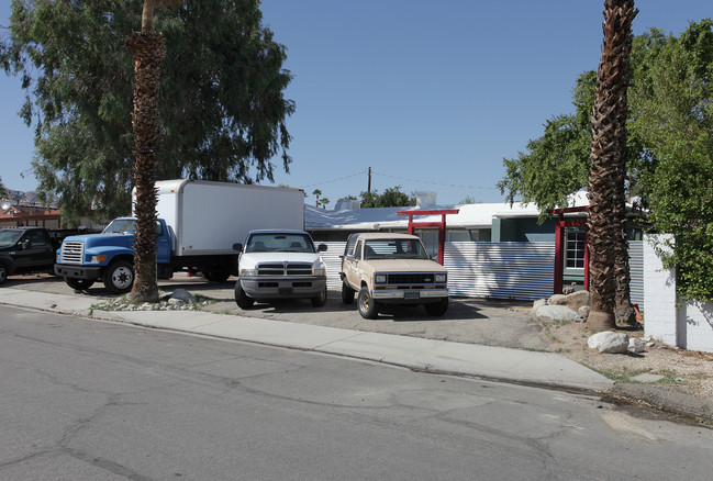 230 W Via Olivera in Palm Springs, CA - Building Photo - Building Photo