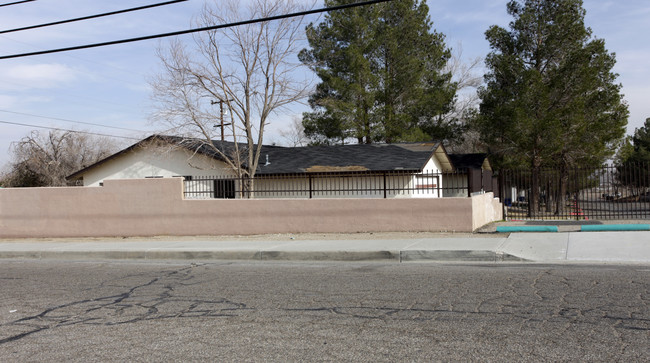 Higgins Manor in Barstow, CA - Foto de edificio - Building Photo