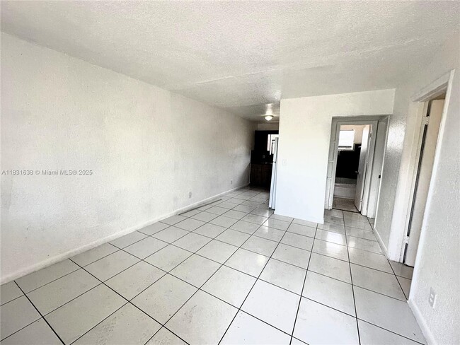 701 NW 7th Ave in Hallandale Beach, FL - Foto de edificio - Building Photo