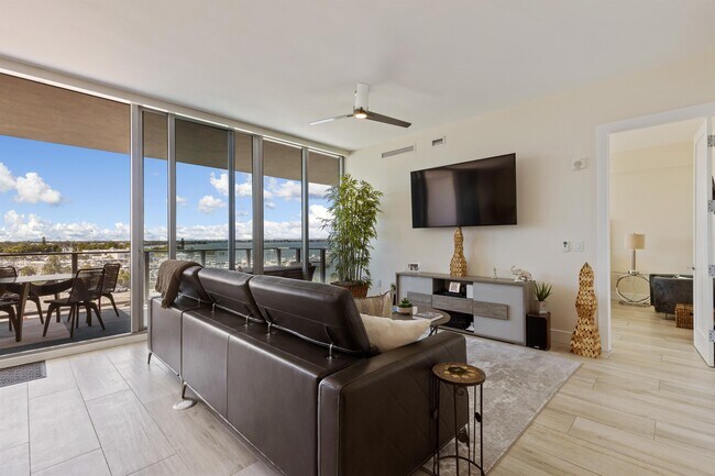 1155 N Gulfstream Ave in Sarasota, FL - Building Photo - Building Photo