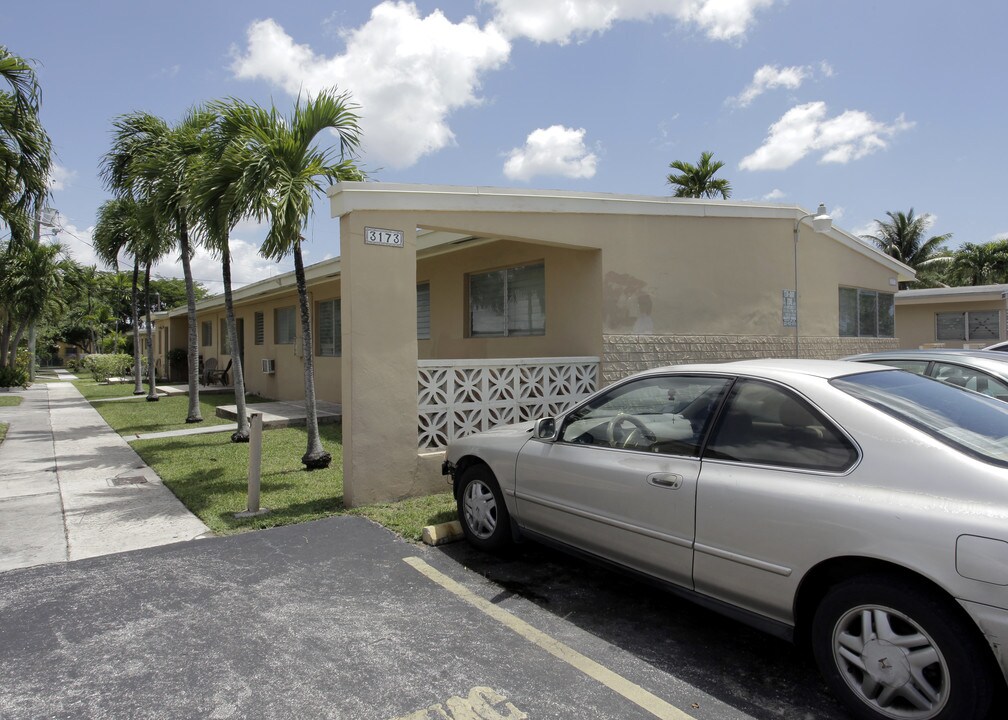 3197 SW 14th St in Miami, FL - Foto de edificio