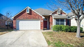 6823 Woodcrest Ln in Sachse, TX - Building Photo