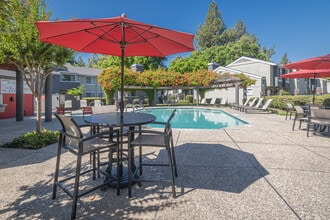 ELLINGTON APARTMENTS in Davis, CA - Foto de edificio - Building Photo