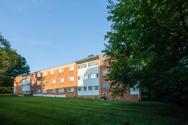 Kennedy House Apartments in Riverdale, MD - Foto de edificio - Building Photo