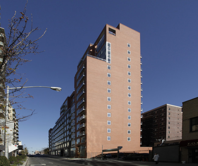 The Crescent Club in Long Island City, NY - Building Photo - Building Photo