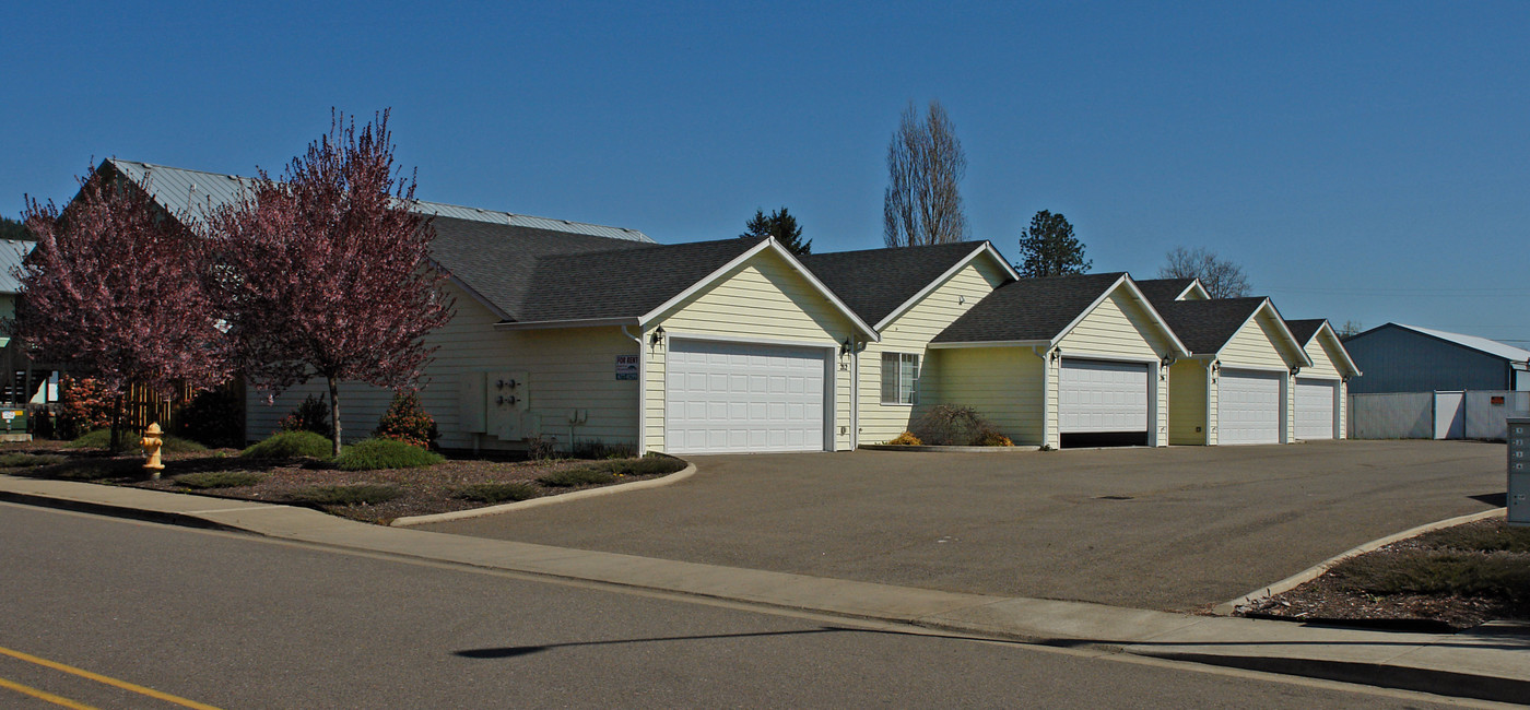 112-150 W Central Ave in Sutherlin, OR - Building Photo