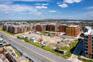 AURA sur le Square in Montréal, QC - Building Photo
