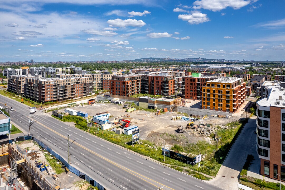 AURA sur le Square in Montréal, QC - Building Photo