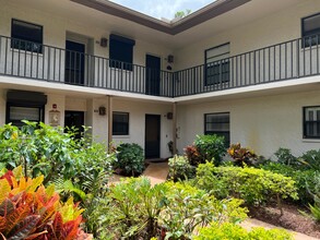 1733 Courtyard Way, Unit 105 in Naples, FL - Foto de edificio - Building Photo