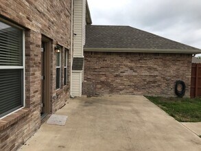 105 Foxtail Ct in Red Oak, TX - Building Photo - Building Photo