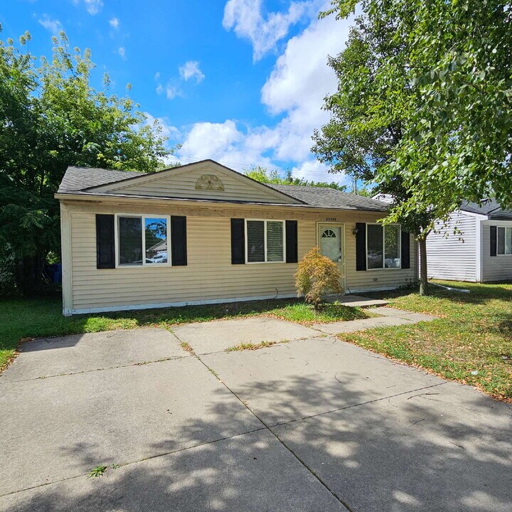 25809 Schoenherr Rd in Warren, MI - Building Photo